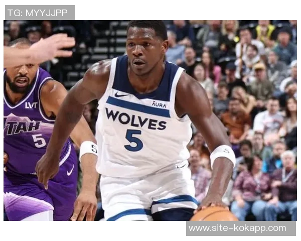 爱德华兹末节发力拿下7分全场24投仅中7三分球表现不佳 爱德华兹末节发力拿下7分全场24投仅中7三分球表现不佳