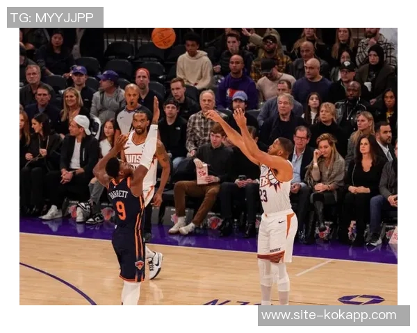 布克第三节火力全开13投7中狂砍19分助攻带领球队缩小分差至个位数 布克第三节火力全开13投7中狂砍19分助攻带领球队缩小分差至个位数